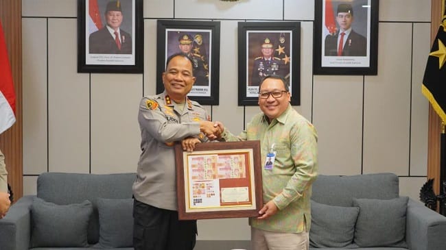 BERSALAMAN – Kapolda Aceh Irjen Pol. Ruddi Setiawan bersalaman dengan Kepala Perwakilan Bank Indonesia (BI) Provinsi Aceh, dalam pertamuan silaturahmi di ruang kerjanya, Selasa (18/8/2026). BERSALAMAN – Kapolda Aceh Irjen Pol. Ruddi Setiawan bersalaman dengan Kepala Perwakilan Bank Indonesia (BI) Provinsi Aceh, dalam pertamuan silaturahmi di ruang kerjanya, Selasa (18/8/2026).