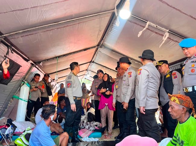 Foto: Personel Polri meninjau kondisi warga terdampak gempa di salah satu tenda pengungsian sekaligus memastikan kebutuhan dan pelayanan bagi masyarakat selama masa tanggap darurat, Selasa, (18/08/2026). Foto: Personel Polri meninjau kondisi warga terdampak gempa di salah satu tenda pengungsian sekaligus memastikan kebutuhan dan pelayanan bagi masyarakat selama masa tanggap darurat, Selasa, (18/08/2026).