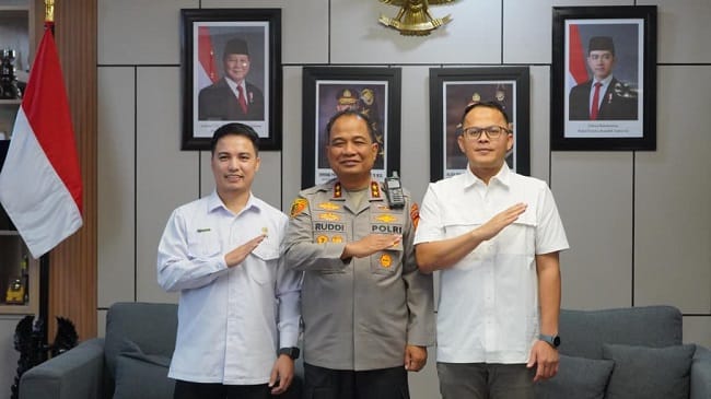 Kapolda Aceh Irjen Pol. Ruddi Setiawan menerima kunjungan silaturahmi Direktur Utama PT Pembangunan Aceh, Faisal Ilyas, di ruang kerjanya. Foto: PEMA. Kapolda Aceh Irjen Pol. Ruddi Setiawan menerima kunjungan silaturahmi Direktur Utama PT Pembangunan Aceh, Faisal Ilyas, di ruang kerjanya. Foto: PEMA.