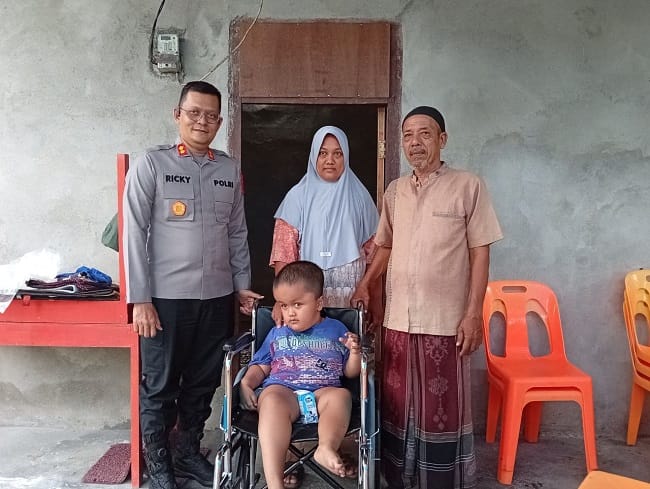 SERAHKAN KURSI RODA - Kapolres Aceh Selatan AKBP T. Ricki Fadlianshah, S.I.K. menyerahkan bantuan kursi roda kepada Ikram (7), anak penyandang disabilitas asal Gampong Lhok Pawoh, Kecamatan Sawang, Aceh Selatan, Selasa (8/6/2026). SERAHKAN KURSI RODA - Kapolres Aceh Selatan AKBP T. Ricki Fadlianshah, S.I.K. menyerahkan bantuan kursi roda kepada Ikram (7), anak penyandang disabilitas asal Gampong Lhok Pawoh, Kecamatan Sawang, Aceh Selatan, Selasa (8/6/2026).
