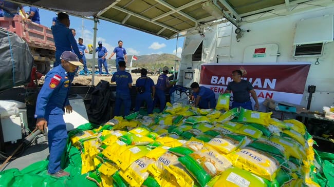 Polri menyiapkan distribusi bantuan logistik Kapolri bagi masyarakat terdampak gempa di Pulau Flores (Foto: Dokumentasi/Humas Polri) Polri menyiapkan distribusi bantuan logistik Kapolri bagi masyarakat terdampak gempa di Pulau Flores (Foto: Dokumentasi/Humas Polri)