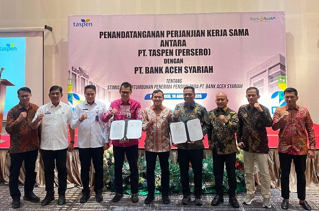 Wakil Gubernur Aceh Fadhlullah bersama jajaran Bank Aceh Syariah dan PT TASPEN foto bersama usai penandatanganan kerja sama di Ballroom Hotel The Pade, Aceh Besar, Rabu (19/8/2026). Foto: Dok. Istimewa Wakil Gubernur Aceh Fadhlullah bersama jajaran Bank Aceh Syariah dan PT TASPEN foto bersama usai penandatanganan kerja sama di Ballroom Hotel The Pade, Aceh Besar, Rabu (19/8/2026). Foto: Dok. Istimewa