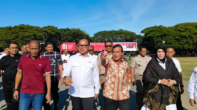 LAPANGAN BLANGPADANG - Wakil Gubernur Aceh, Fadhlullah (Dek Fadh) bersama Wakil Menteri Dalam Negeri, Bima Arya Sugiarto, Wali Kota Banda Aceh Illiza Sa’aduddin Djamal, Ketua DPRA Zulfadhli, sejumlah anggota DPRA, serta berbagai unsur terkait meninjau langsung Lapangan Blang Padang, Banda Aceh, Rabu (19/8/2026) sore.