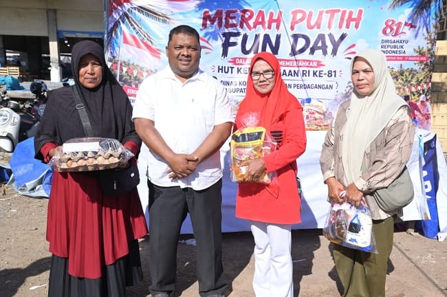 Kadisperindag Aceh Besar Drs.Sulaimi, M.Si foto bersama peserta lomba HUT ke 81 RI di Pasar Induk Lambaro, Kecamatan Ingin Jaya, Aceh Besar, Rabu (19/8/2026). FOTO/MC ACEH BESAR Kadisperindag Aceh Besar Drs.Sulaimi, M.Si foto bersama peserta lomba HUT ke 81 RI di Pasar Induk Lambaro, Kecamatan Ingin Jaya, Aceh Besar, Rabu (19/8/2026). FOTO/MC ACEH BESAR