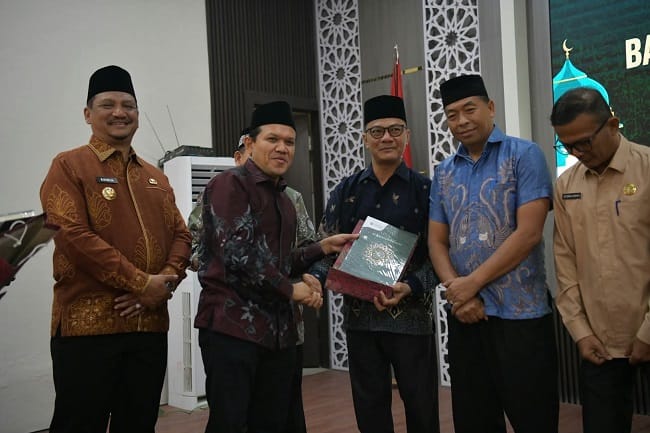 Wagub Aceh Salurkan 50.000 Al-Qur’an Bantuan Kerajaan Arab Saudi untuk Masjid dan Dayah Wagub Aceh Salurkan 50.000 Al-Qur’an Bantuan Kerajaan Arab Saudi untuk Masjid dan Dayah