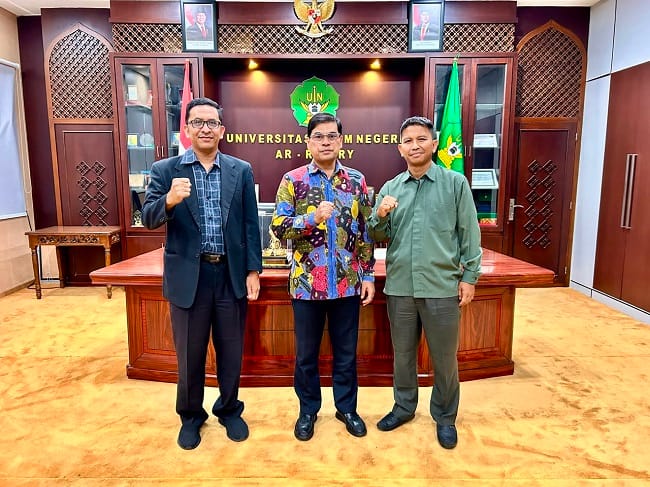FOTO BERSAMA – Dr. Muhammad Thalal (kiri) dan Prof. Saiful Akmal (kanan) berfoto bersama Rektor UIN Ar-Raniry Banda Aceh Prof Dr Mujiburrahman MAg usai terpilih mengikuti Program Visiting Professor/Visiting Lecturer 2026 Kementerian Agama. Foto direkam di ruang kerja rektor, Rabu (19/8/2026). FOTO BERSAMA – Dr. Muhammad Thalal (kiri) dan Prof. Saiful Akmal (kanan) berfoto bersama Rektor UIN Ar-Raniry Banda Aceh Prof Dr Mujiburrahman MAg usai terpilih mengikuti Program Visiting Professor/Visiting Lecturer 2026 Kementerian Agama. Foto direkam di ruang kerja rektor, Rabu (19/8/2026).