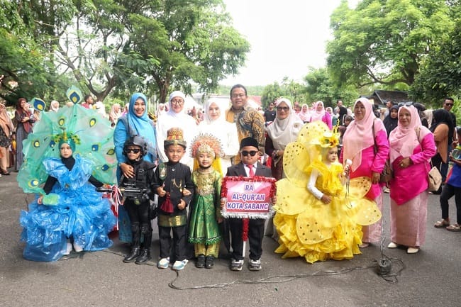 KARNAVAL KEMERDEKAAN - Seorang pelajar mengenakan busana adat dengan hiasan kepala berbentuk bulu merak saat mengikuti Pawai Karnaval HUT ke-81 Republik Indonesia di Kota Sabang, Kamis (20/8/2026). KARNAVAL KEMERDEKAAN - Seorang pelajar mengenakan busana adat dengan hiasan kepala berbentuk bulu merak saat mengikuti Pawai Karnaval HUT ke-81 Republik Indonesia di Kota Sabang, Kamis (20/8/2026).