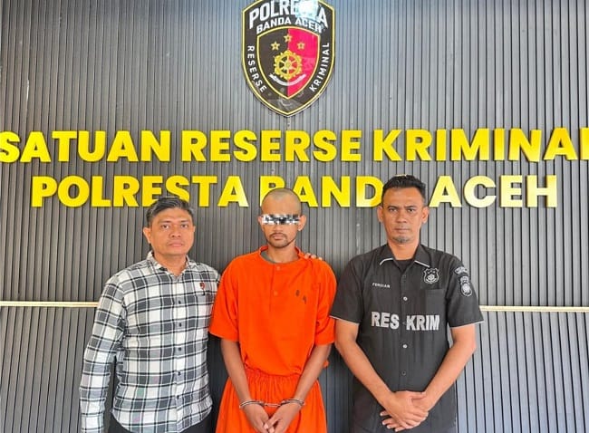 PERIKSA TERSANGKA - Kasatreskrim Polresta Banda Aceh, Kompol Miftahuda Dizha Fezuono bersama penyidik saat memeriksa tersangka penipuan dengan modus top up Brilink di Mapolresta setempat, Kamis (20/8/2026). PERIKSA TERSANGKA - Kasatreskrim Polresta Banda Aceh, Kompol Miftahuda Dizha Fezuono bersama penyidik saat memeriksa tersangka penipuan dengan modus top up Brilink di Mapolresta setempat, Kamis (20/8/2026).