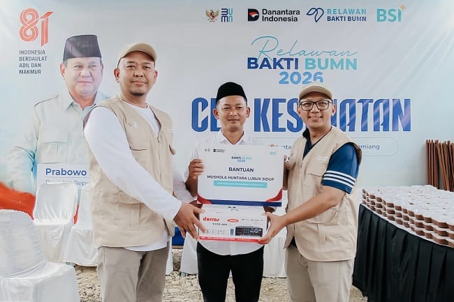 Deputi Operasional BSI Regional Office Aceh Muhammad Nur Rohman (kiri) dan Koordinator TJSL BP BUMN Fahrudin Muhtamin (kanan) memberikan bantuan untuk Huntara Lubuk Sidup secara simbolis kepada perwakilan huntara Datok Ibrahim (tengah) Deputi Operasional BSI Regional Office Aceh Muhammad Nur Rohman (kiri) dan Koordinator TJSL BP BUMN Fahrudin Muhtamin (kanan) memberikan bantuan untuk Huntara Lubuk Sidup secara simbolis kepada perwakilan huntara Datok Ibrahim (tengah)