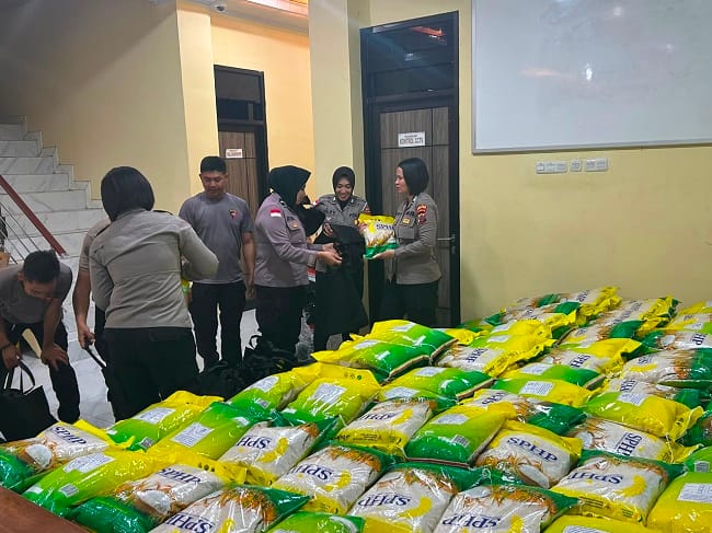 Pendistribusian paket sembako dari kapolri di Makon Den B Brimob, Manggarai Barat, Jumat (21/8).