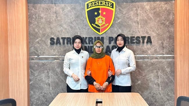 PERIKSA TERSANGKA - Penyidik saat memeriksa tersangka pencurian dompet berisi emas di Mapolresta, Jumat (21/8/2026).