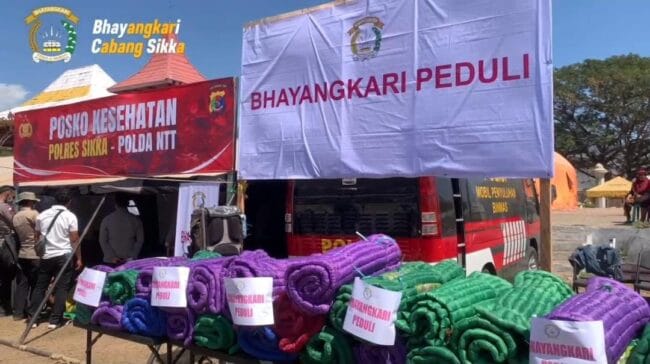 Bhayangkari dan Polda NTT Salurkan Dukungan bagi Pengungsi Gempa di Sikka Foto: Istimewa