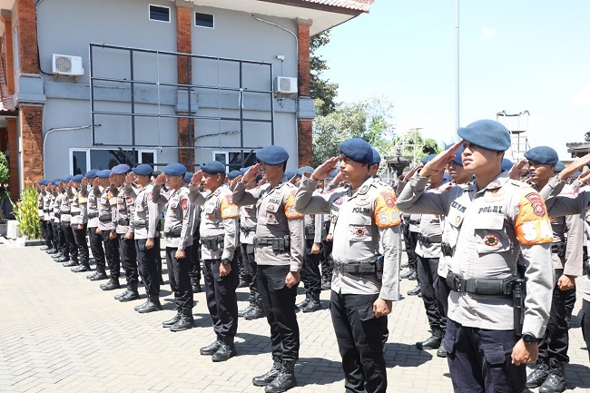 Personel Satbrimob Polda Bali mengikuti apel pemberangkatan untuk penanganan karhutla di Kalimantan Barat, Senin, 24 Agustus 2026. Sebanyak 110 personel dikerahkan menuju Pontianak untuk memperkuat operasi pencegahan dan pemadaman kebakaran hutan dan lahan (Foto: Dokumentasi/Humas Polri) Personel Satbrimob Polda Bali mengikuti apel pemberangkatan untuk penanganan karhutla di Kalimantan Barat, Senin, 24 Agustus 2026. Sebanyak 110 personel dikerahkan menuju Pontianak untuk memperkuat operasi pencegahan dan pemadaman kebakaran hutan dan lahan (Foto: Dokumentasi/Humas Polri)