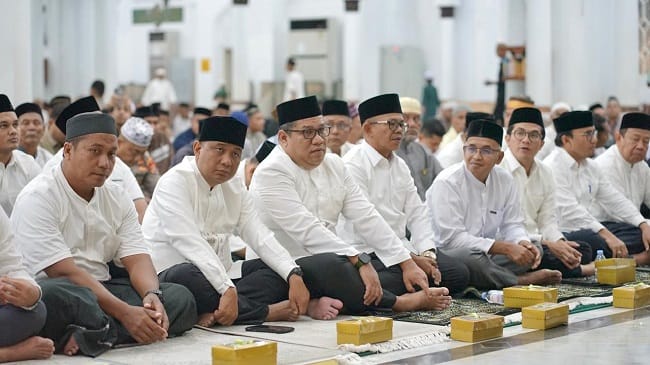 DENGAR TAUSIAH – Kapolda Aceh Irjen Pol. Ruddi Setiawan mendengar tausiah saat menghadiri peringatan Maulid Nabi Muhammad SAW 1448 Hijriah di Masjid Raya Baiturrahman (MRB), Banda Aceh, Senin (24/8/2026) malam.