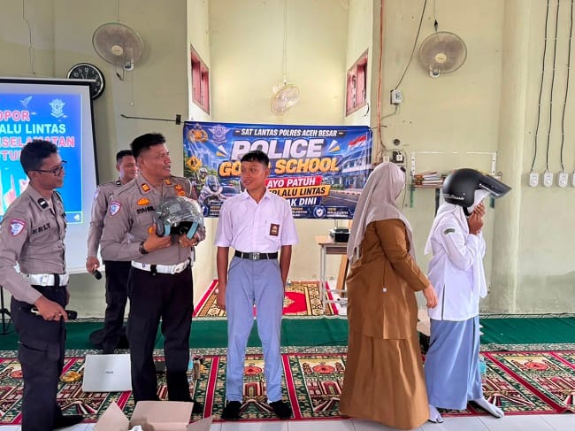 Satuan Lalu Lintas (Satlantas) Polres Aceh Besar melaksanakan kegiatan Polantas KARIB melalui program Police Go To School Tahun Anggaran 2026 di SMK Negeri 1 Kota Jantho, Kabupaten Aceh Besar, Senin (24/08/2026). Satuan Lalu Lintas (Satlantas) Polres Aceh Besar melaksanakan kegiatan Polantas KARIB melalui program Police Go To School Tahun Anggaran 2026 di SMK Negeri 1 Kota Jantho, Kabupaten Aceh Besar, Senin (24/08/2026).