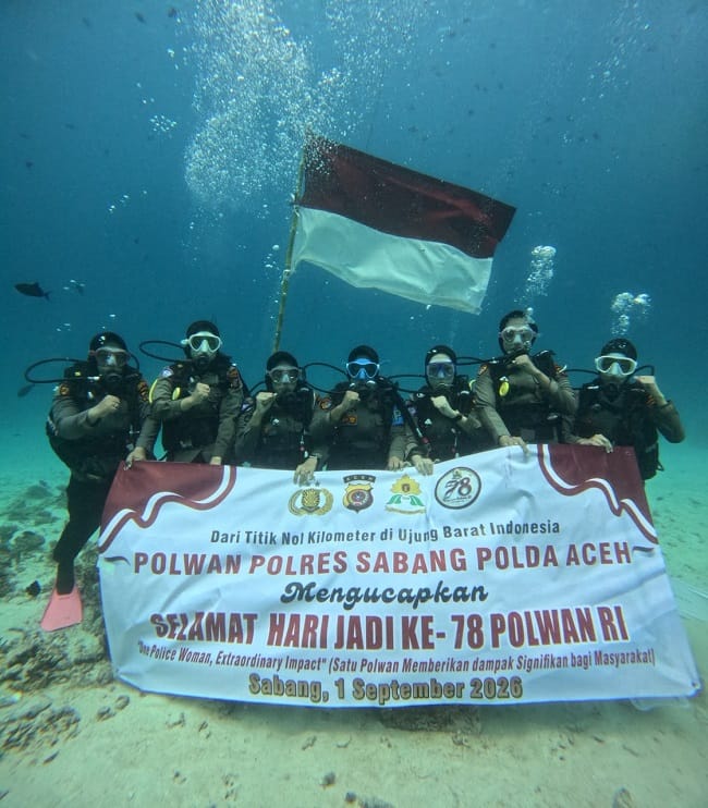 Polwan Polres Sabang Polda Aceh menyelam sambil membentangkan Bendera Merah Putih dan spanduk peringatan Hari Jadi ke-78 Polwan RI di perairan Sabang.|Foto:ist