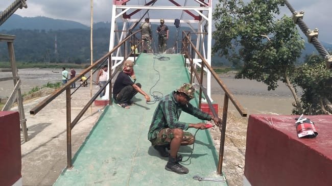 Anggota Satgas Jembatan Gantung Perintis Kodim 0108/Agara bersama tim las dan masyarakat melakukan pengecatan Jembatan Gantung Perintis Garuda di Desa Kumbang Jaya, Aceh Tenggara, Selasa (25/8/2026). Foto: Dok. Istimewa Anggota Satgas Jembatan Gantung Perintis Kodim 0108/Agara bersama tim las dan masyarakat melakukan pengecatan Jembatan Gantung Perintis Garuda di Desa Kumbang Jaya, Aceh Tenggara, Selasa (25/8/2026). Foto: Dok. Istimewa