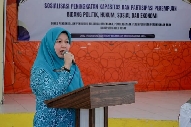 Ketua TP PKK Aceh Besar Hj Rita Mayasari, menyampaikan arahannya pada pembukaan Sosialisasi Peningkatan Kapasitas dan Partisipasi Perempuan Bidang Politik, Hukum, Sosial dan Ekonomi, di Gedung UDKP Kecamatan Krueng Barona Jaya, Aceh Besar, Rabu (26/8/2026). FOTO/ MC ACEH BESAR Ketua TP PKK Aceh Besar Hj Rita Mayasari, menyampaikan arahannya pada pembukaan Sosialisasi Peningkatan Kapasitas dan Partisipasi Perempuan Bidang Politik, Hukum, Sosial dan Ekonomi, di Gedung UDKP Kecamatan Krueng Barona Jaya, Aceh Besar, Rabu (26/8/2026). FOTO/ MC ACEH BESAR