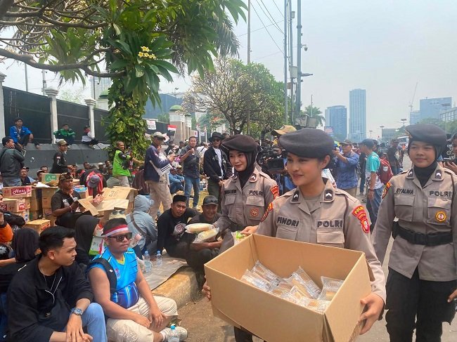 Sejumlah Polwan Polda Metro Jaya membagikan konsumsi untuk para peserta aksi di Gedung DPR dan MPR RI, Kamis (27/8/2026).HO-Humas Polda Metro Jaya Sejumlah Polwan Polda Metro Jaya membagikan konsumsi untuk para peserta aksi di Gedung DPR dan MPR RI, Kamis (27/8/2026).HO-Humas Polda Metro Jaya