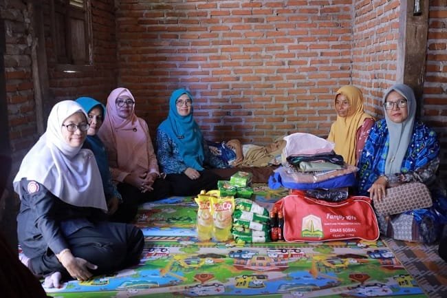Wakil Ketua Tim Penggerak Pemberdayaan dan Kesejahteraan Keluarga (TP PKK) Aceh Besar, Hj. Nurul Fazli, S.Ag., mengunjungi seorang lanjut usia (lansia) bernama Halimah di Gampong Piyeung Kuweu, Kecamatan Montasik, Kabupaten Aceh Besar, Wakil Ketua Tim Penggerak Pemberdayaan dan Kesejahteraan Keluarga (TP PKK) Aceh Besar, Hj. Nurul Fazli, S.Ag., mengunjungi seorang lanjut usia (lansia) bernama Halimah di Gampong Piyeung Kuweu, Kecamatan Montasik, Kabupaten Aceh Besar,
