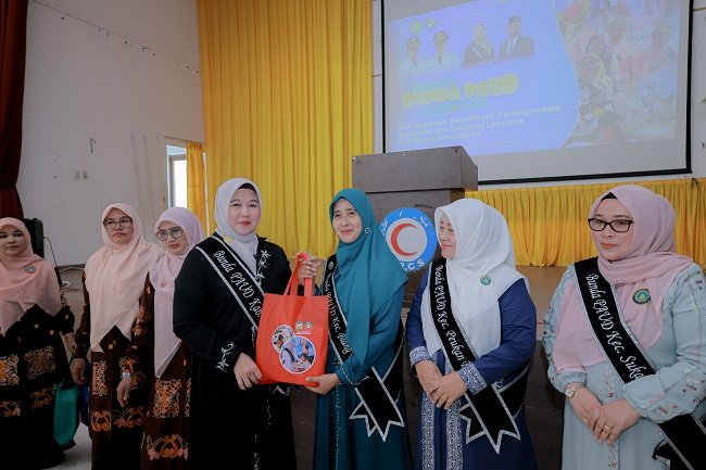 Bunda PAUD Aceh Besar Hj. Rita Mayasari bersama jajaran Pokja Bunda PAUD mengikuti sosialisasi penguatan peran Bunda PAUD Kecamatan dan Gampong di Aula SMK Negeri 1 Al-Mubarkeya, Ingin Jaya, Jumat (28/8/2026). FOTO/ MC ACEH BESAR Bunda PAUD Aceh Besar Hj. Rita Mayasari bersama jajaran Pokja Bunda PAUD mengikuti sosialisasi penguatan peran Bunda PAUD Kecamatan dan Gampong di Aula SMK Negeri 1 Al-Mubarkeya, Ingin Jaya, Jumat (28/8/2026). FOTO/ MC ACEH BESAR