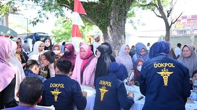 BAKTI KESEHATAN - Petugas Dokkes Polri dan Biddokes Polda Aceh melayani masyarakat dalam kegiatan bakti kesehatan dilakukan Pusdokkes Polri, di lapangan sepak bola Gampong Jojo, Kecamatan Mutiara Timur, Kabupaten Pidie, Kamis (27/8/2026). BAKTI KESEHATAN - Petugas Dokkes Polri dan Biddokes Polda Aceh melayani masyarakat dalam kegiatan bakti kesehatan dilakukan Pusdokkes Polri, di lapangan sepak bola Gampong Jojo, Kecamatan Mutiara Timur, Kabupaten Pidie, Kamis (27/8/2026).