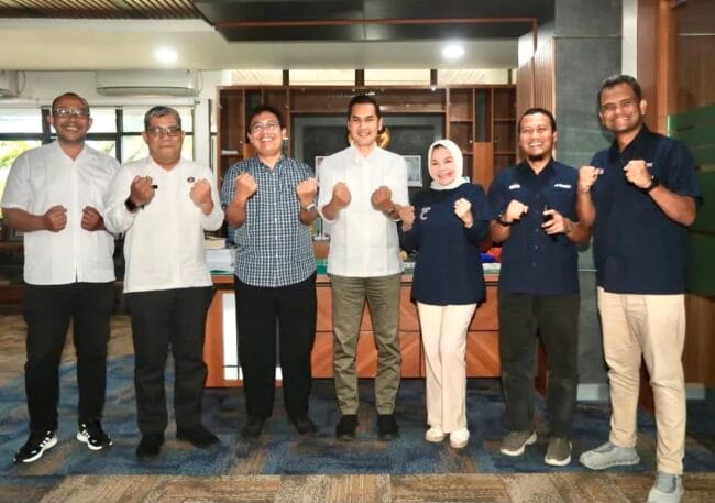 Sekda Aceh, M. Nasir Syamaun bersama jajaran PT SBI induk perusahaan PT SBA melakukan foto bersama pada pertemuan yang berlangsung ruang kerja Sekda Aceh, Kantor Gubernur Aceh, Banda Aceh, Selasa (5/8/2026). Foto: Humas