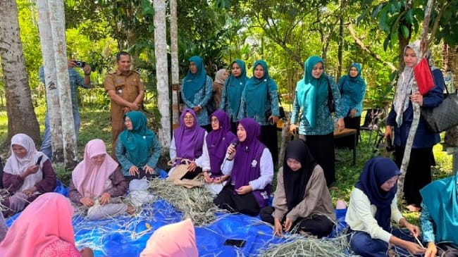 Ketua Tim Penggerak PKK Kabupaten Aceh Besar, Hj. Rita Mayasari, mengunjungi Inkubator Usaha Linot Madu di Kota Jantho, Kabupaten Aceh Besar, dalam rangka melihat secara langsung pengembangan usaha masyarakat berbasis potensi lokal, Senin (10/8/2026) Ketua Tim Penggerak PKK Kabupaten Aceh Besar, Hj. Rita Mayasari, mengunjungi Inkubator Usaha Linot Madu di Kota Jantho, Kabupaten Aceh Besar, dalam rangka melihat secara langsung pengembangan usaha masyarakat berbasis potensi lokal, Senin (10/8/2026)