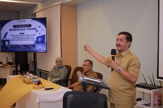 Wakil Bupati Aceh Besar Drs. Syukri A. Jalil memberikan sambutan dan sekaligus membuka Bimtek Public Speaking dan Pemanfaatan Artificial Intelligence (AI) bagi ASN di lingkungan Pemerintah Kabupaten Aceh Besar, di Kelas Pusjar SKMPK LAN RI, Kecamatan Wakil Bupati Aceh Besar Drs. Syukri A. Jalil memberikan sambutan dan sekaligus membuka Bimtek Public Speaking dan Pemanfaatan Artificial Intelligence (AI) bagi ASN di lingkungan Pemerintah Kabupaten Aceh Besar, di Kelas Pusjar SKMPK LAN RI, Kecamatan