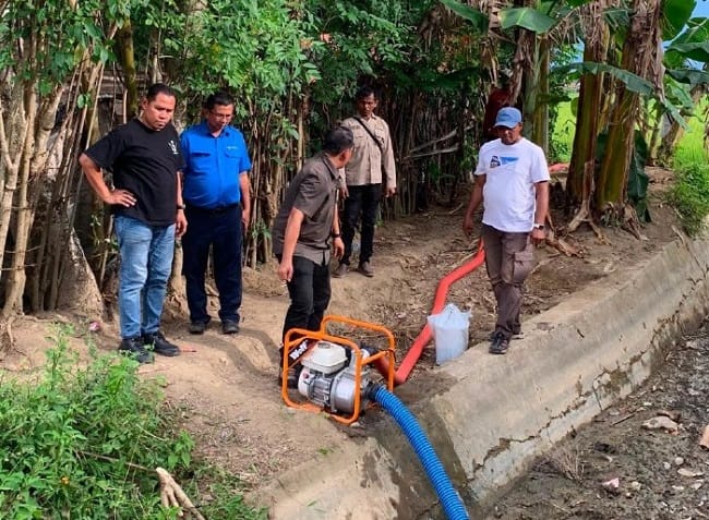 Plt) Kepala Dinas Pertanian Aceh Besar Imam Munandar, STP bersama BWS Sumatera I, Direktorat Jenderal Sumber Daya Air, Kementerian Pekerjaan Umum RI melakukan pompanisasi pada sawah yang kering di Gampong Lamsie, Mukim Glie Yeung, Kecamatan Kuta Cot Glie, Kabupaten Aceh Besar, Kamis (21/8/2026).