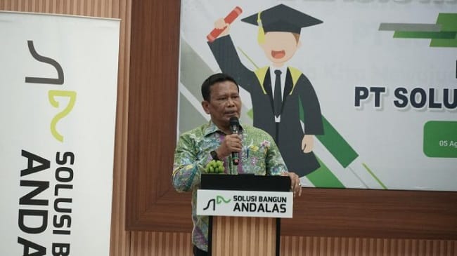 Staf Ahli Bupati Bidang Perekonomian, Keuangan, dan Pembangunan Aceh Besar, Ir. Makmun, MT., menyampaikan sambutan Bupati Aceh Besar pada penyerahan Beasiswa Semen Andalas Tahun 2026 Program CSR PT Solusi Bangun Andalas (SBA) di Hall Andalas PT SBA, Staf Ahli Bupati Bidang Perekonomian, Keuangan, dan Pembangunan Aceh Besar, Ir. Makmun, MT., menyampaikan sambutan Bupati Aceh Besar pada penyerahan Beasiswa Semen Andalas Tahun 2026 Program CSR PT Solusi Bangun Andalas (SBA) di Hall Andalas PT SBA,