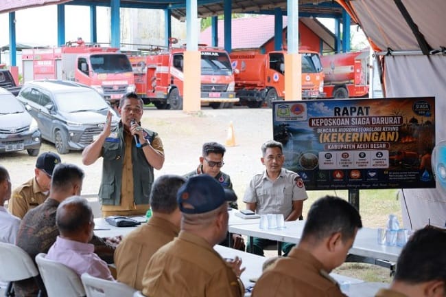 upati Aceh Besar H Muharram Idris (Syech Muharram), menyampaikan arahannya pada rapat percepatan penanganan bencana kekeringan, di Posko Penanganan Bencana, Pos Induk Damkar BPBD Aceh Besar, Sibreh, Kecamatan Sukamakmur, Senin (3/8/2026). FOTO/ MC A