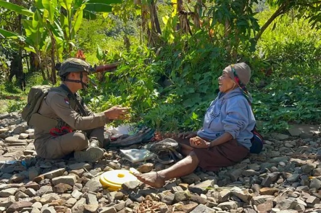 Personel Satgas Kepolisian Operasi Damai Cartenz-2026 Sektor Puncak Jaya saat melaksanakan patroli berjalan kaki sekaligus berinteraksi dan membantu aktivitas warga di Distrik Muara, Kabupaten Puncak Jaya, Minggu (23/8/2026). Personel Satgas Kepolisian Operasi Damai Cartenz-2026 Sektor Puncak Jaya saat melaksanakan patroli berjalan kaki sekaligus berinteraksi dan membantu aktivitas warga di Distrik Muara, Kabupaten Puncak Jaya, Minggu (23/8/2026).