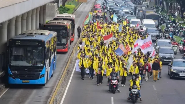 Massa aksi dari Badan Eksekutif Mahasiswa Universitas Indonesia yang akan demo di Bundaran HI, Jakarta Pusat, Jumat (12/6/2026). Massa aksi dari Badan Eksekutif Mahasiswa Universitas Indonesia yang akan demo di Bundaran HI, Jakarta Pusat, Jumat (12/6/2026).