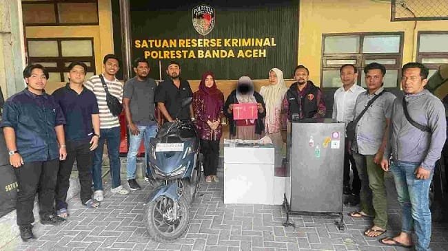 Polisi amankan NH, warga Darussalam yang diduga curi emas majikan sampai 13 mayam. Foto: Polresta Banda Aceh