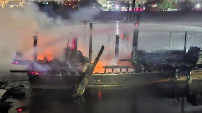Foto: Kapal terbakar di dermaga Muara Baru (dok.Antara) Foto: Kapal terbakar di dermaga Muara Baru (dok.Antara)