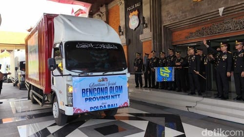 Kapolda Bali melepas pengiriman bantuan kepada korban gempa di NTT, Senin (17/8/2026). (Foto: Putu Yonata/detikBali) Kapolda Bali melepas pengiriman bantuan kepada korban gempa di NTT, Senin (17/8/2026). (Foto: Putu Yonata/detikBali)