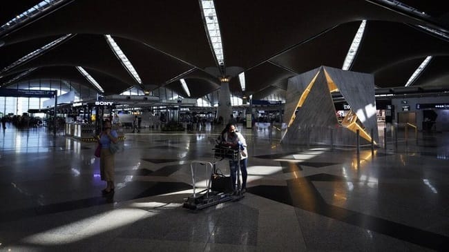 Ilustrasi bandara di Malaysia (Foto: AP Photo/Vincent Thian) Ilustrasi bandara di Malaysia (Foto: AP Photo/Vincent Thian)