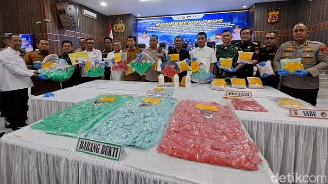 Tim Opsnal Ditresnarkoba Polda Aceh berhasil menggagalkan peredaran narkotika jenis etomidate dan ekstasi dalam jumlah fantastis. Dalam operasi tersebut, petugas juga turut mengamankan seorang pelaku berinisial RB (41), yang merupakan oknum keuchik atau kepala desa aktif. Foto/Istimewa Tim Opsnal Ditresnarkoba Polda Aceh berhasil menggagalkan peredaran narkotika jenis etomidate dan ekstasi dalam jumlah fantastis. Dalam operasi tersebut, petugas juga turut mengamankan seorang pelaku berinisial RB (41), yang merupakan oknum keuchik atau kepala desa aktif. Foto/Istimewa