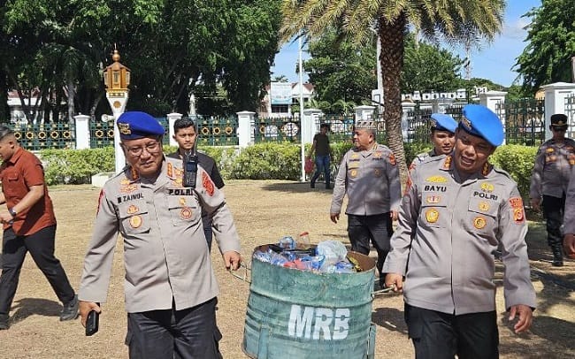 Personel Polda Aceh saat membersihkan sampah usai doa bersama dan zikir dalam rangka memperingati Hari Damai Aceh (HDA) ke-21 di halaman Masjid Raya Baiturrahman. Personel Polda Aceh saat membersihkan sampah usai doa bersama dan zikir dalam rangka memperingati Hari Damai Aceh (HDA) ke-21 di halaman Masjid Raya Baiturrahman.