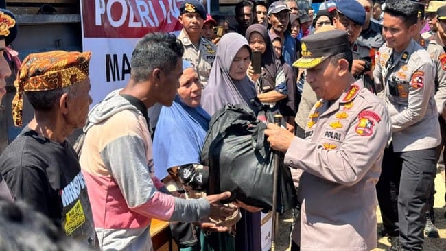 Kapolri Jenderal Listyo Sigit Prabowo menyerahkan bantuan kepada korban terdampak saat meninjau lokasi bencana gempa bumi di Kabupaten Manggarai dan Kabupaten Manggarai Timur, NTT, Selasa (18/8). (Foto: Arsip Polri) Kapolri Jenderal Listyo Sigit Prabowo menyerahkan bantuan kepada korban terdampak saat meninjau lokasi bencana gempa bumi di Kabupaten Manggarai dan Kabupaten Manggarai Timur, NTT, Selasa (18/8). (Foto: Arsip Polri)