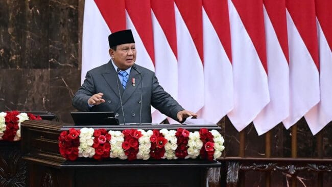 Prabowo Usulkan Kewarganegaraan Ganda Terbatas untuk Talenta Istimewa Indonesia Presiden Prabowo Subianto menyampaikan pidato kenegaraan pada Penyampaian Keterangan Pemerintah atas RUU tentang APBN Tahun Anggaran 2027 beserta Nota Keuangan dan dokumen pendukungnya, dalam Rapat Paripurna Pembukaan Masa Persidangan I DPR RI Tahun Sidang 2026–2027 di Gedung Nusantara MPR/DPR/DPD RI, Jakarta, Jumat (14/8/2026). Foto: BPMI Setpres