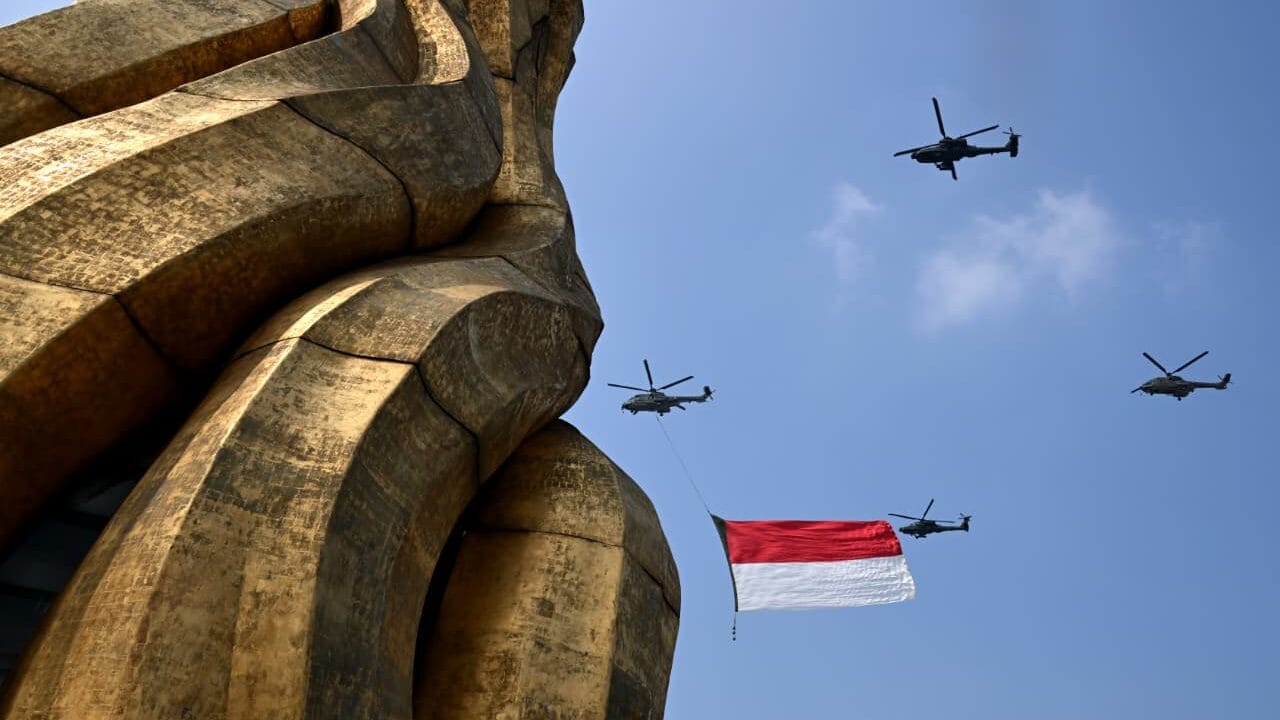 Aksi terjun payung “Victory Jump” melibatkan 17 penerjun yang menampilkan sejumlah manuver apik peringatan Hari Ulang Tahun (HUT) Ke-81 Kemerdekaan RI di kawasan Istana Kepresidenan Jakarta, Senin (17/8/2026). Foto: BPMI Setpres Aksi terjun payung “Victory Jump” melibatkan 17 penerjun yang menampilkan sejumlah manuver apik peringatan Hari Ulang Tahun (HUT) Ke-81 Kemerdekaan RI di kawasan Istana Kepresidenan Jakarta, Senin (17/8/2026). Foto: BPMI Setpres