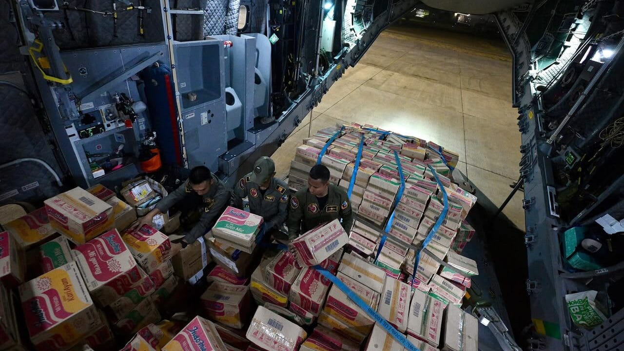 Seskab Teddy: Atas Instruksi Presiden, 253 Ton Logistik Telah Dikirim ke NTT
