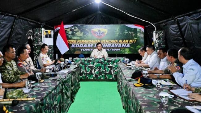Presiden Prabowo Subianto memimpin rapat penanganan bencana gempa bumi di Posko Penanganan Gempa Bumi di Bataliyon Yonif TP 834/WM, Kabupaten Nagekeo, Provinsi Nusa Tenggara Timur (NTT), Rabu (26/8/2026). Foto: BPMI Setpres