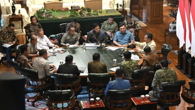 Presiden Prabowo Bahas Rekrutmen Prajurit TNI bagi Suku Dayak hingga Penanganan Bencana