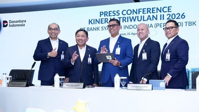 Direktur Utama BSI Anggoro Eko Cahyo (tengah), Wakil Direktur Utama Bob T Ananta (dua dari kiri), Direktur Finance & Strategy Ade Cahyo Nugroho (dua dari kanan), Direktur Risk Management Grandhis H. Harumansyah (kiri), dan Direktur Retail Banking Kemas Erwan Husainy (kanan) saat menyampaikan paparan kinerja perseroan Triwulan II 2026 di Kantor Pusat BSI, Jakarta, Kamis (21/8/2026). Foto: Humas BSI