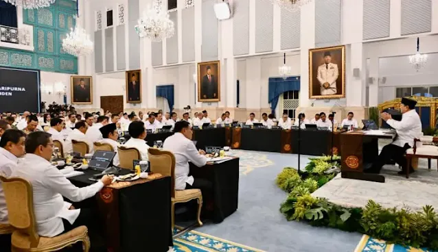 Presiden Prabowo Subianto menyampaikan arahan terkait percepatan digitalisasi layanan publik saat membuka Sidang Kabinet Paripurna di Istana Negara, Jakarta, Senin (20/7/2026). FOTO/Dok. Kementerian PANRB