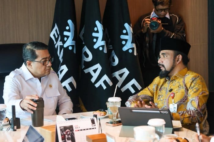 Bupati Aceh Timur, Iskandar Usman Al-Farlaky (kanan) dan Menteri Ekonomi Kreatif (Menkraf), Teuku Riefky Harsya (kiri). Foto: Istimewa