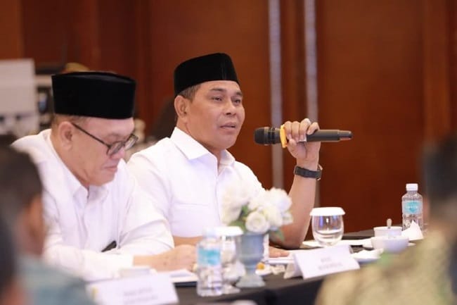 Bupati Aceh Besar H Muharram Idris (Syech Muharram) memberikan argumen saat menghadiri FGD Percepatan Rehabilitasi dan Rekonstruksi Pascabencana Alam Provinsi Aceh Tahun 2026, di Hermes Palace Hotel Banda Aceh, Jumat (7/8/2026). FOTO/ PROKOPIM PEMKAB